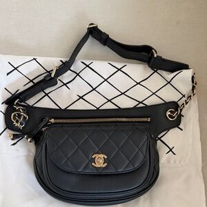 Gorgeous soft leather high quality, Waist bag with chain  no name